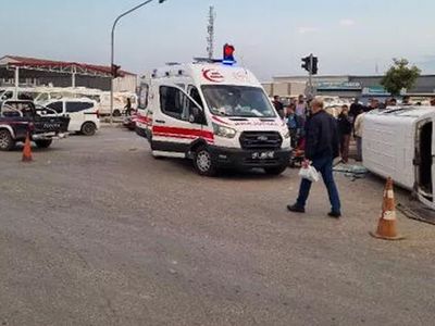 Adana'da Kamyonetle Minibüs Çarpıştı, Çok Sayıda Yaralı Var