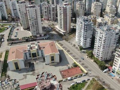 Adana’da okulun yanındaki ağır hasarlı bina korku saçıyor