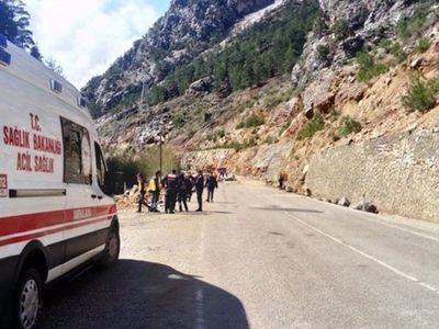 Adana’da otomobilin üstüne kaya düştü: 4 öğretmen yaşamını yitirdi