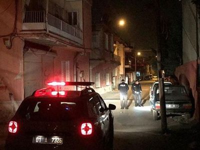 Adana'da pencereden dışarı bakan kadının gözüne mermi isabet etti!