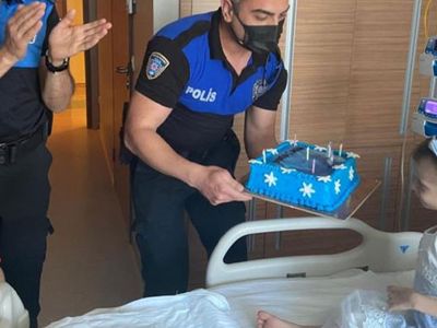 Adana'da Polisler Lösemi Hastası Miray'a Sürpriz Yaptı