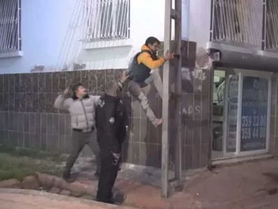 Adana'da sıradan bir gün: Hırsıza önce yardım etti sonra sopayla dövdü