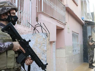 Adana'da Suç Örgütlerine Düzenlenen Operasyonda 11 Kişi Gözaltına Alındı
