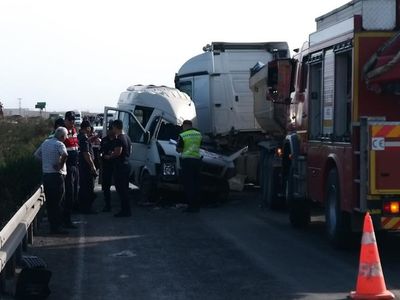 Adana’da tır ile servis minibüsü çarpıştı: 3 kişi öldü, 8 kişi yaralandı