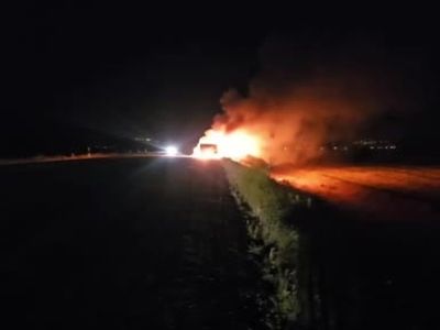Adilcevaz'da bulgur yüklü tırın dorsesinde yangın çıktı
