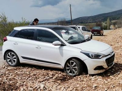 Adıyaman'da Otomobil Çukura Düştü: 2 Yaralı