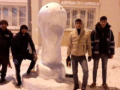 Adıyaman’da Yoğun Kar Yağışını Değerlendiren Vatandaşlar Kardan Kobra Yılanı Yaptı!