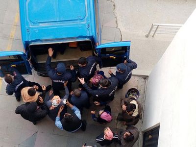 Adliye Bahçesinde Tedirgin Anlar