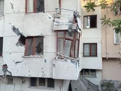 Küçükçekmece'de yıkılan binanın duvarı yan apartmana devrildi