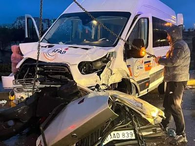 AFAD ekibi kaza geçirdi!  Çarptığı otomobil ortadan ikiye ayrıldı: Ölü ve yaralılar var