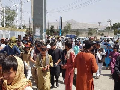 Afganlıların Havalimanındaki Acı Bekleyişi