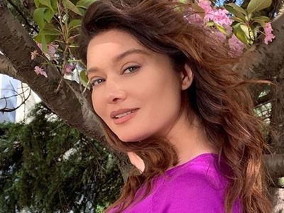 Afra Saraçoğlu ile tiyatro sahnelerinin tozunu dumanına katan Nurgül Yeşilçay sevenlerinin yüreğini ağzına getirdi