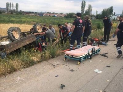 Afyon’da katliam gibi kaza: Otomobille patpat çarpıştı: 2 ölü 5 yaralı