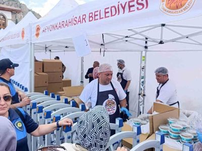 Afyonkarahisar'da hatimle aşure dağıtımı yapıldı