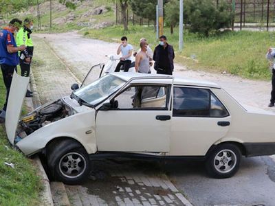 Afyonkarahisar’da Otomobil Çocuk Parkı Duvarına Çarptı