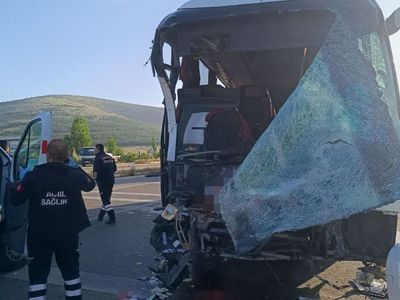 Afyonkarahisar’da yolcu otobüsü ile kamyonet kafa kafaya çarpıştı: Çok sayıda kişi yaralandı
