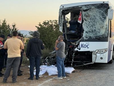 Afyonkarahisar’da yolcu otobüsü kamyona çarptı: 1 ölü, 38 yaralı