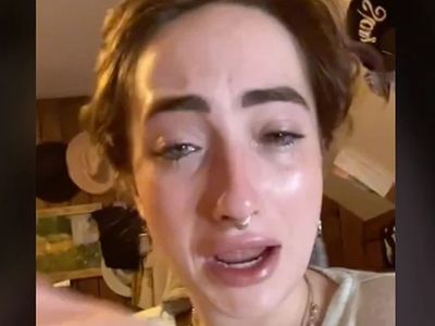 Ağrı Kesici Diye Kulaklıklarını Yutan TikTok Kullanıcısı Midesinden Gelen Sesleri Dinledi!