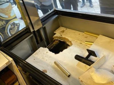 Ağrı'da Akıl Almaz Hırsızlık: Dere Yatağından Kuyumcuya Girip 12 Milyon TL Değerinde 16 Kilogram Altın Çaldılar!