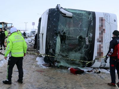 Ağrı'da trafik kazası: yolcu otobüsünün devrilmesi sonucu 12 kişi yaralandı
