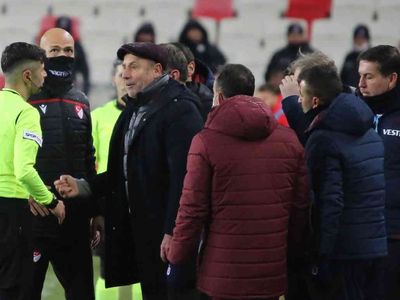 Ahmet Çakar Trabzonspor Teknik Direktörü Abdullah Avcı'nın Kırmızı Kart Yemesi Hakkında Konuştu