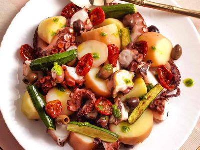 Ahtapot Salatası tarifi : en güzel ve lezzetli ahtapot salatası nasıl yapılır? Ahtapot salatası malzemeleri ve pratik tarifi