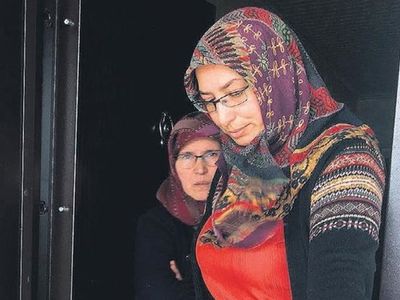 Ailesini kurtarmak için silahlı adamın üzerine atladı