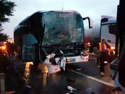 AK Parti seçmenlerini taşıyordu: Otobus tıra çarptı! 22 yaralı var