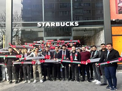 AK Partili gençlerden Starbucks’a tepki: Yarım saatlik yer kapatma eylemi gerçekleştirildi
