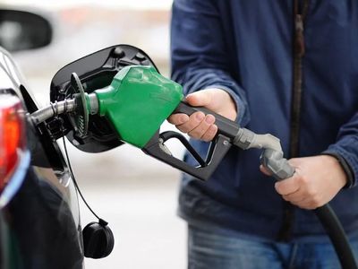 Akaryakıt fiyatları gece yarısı değişti: Petrolde düşüş hız kesmeden sürüyor