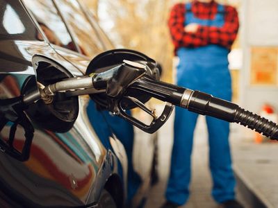 Akaryakıt fiyatları yeniden değişti: Benzinden sonra motorine de indirim geldi
