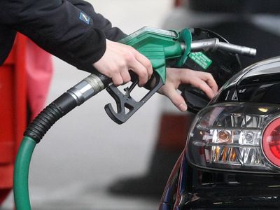 Akaryakıt fiyatlarından yeni müjde: Benzine bir indirim daha! Yarın pompaya yansıyacak