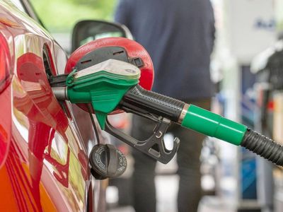 Akaryakıtta çifte indirim müjdesi: Fiyatlar pompaya yansıdı