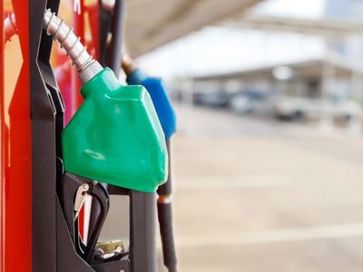 Akaryakıtta peş peşe indirim: Yarından itibaren geçerli olacak