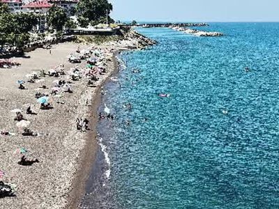 Akçakoca’da hava sıcaklığı 37 dereceye ulaştı, sahiller doldu taşdı