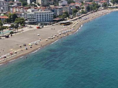 Akçakoca'da hava sıcaklığı 37 dereceyi buldu, plajlar dolup taştı