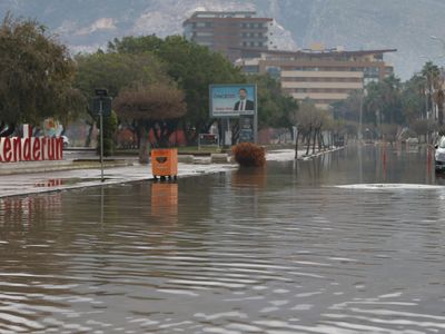 Akdeniz’de korkutan sağanak yağış! Ev ve işyerlerini su bastı
