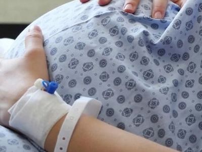 Akıllara Durgunluk Veren Olay: Pakistan'da Hamile Kadın Erkek Çocuğu Olsun Diye Kafasını Çiviletmiş!
