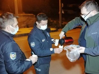 Aksaray’da Bir Doktor Denetime Çıkan Polislere Çay Ve Kek İkram Etti