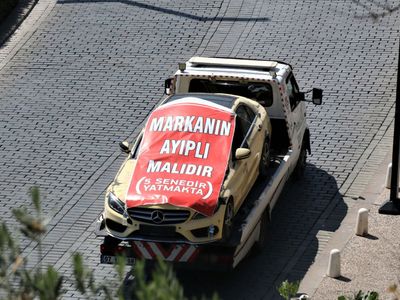 Aldığı lüks aracı yüzünden hayal kırıklığı yaşadı! Aracına resmen çekici üzerinde şehir turu attırdı