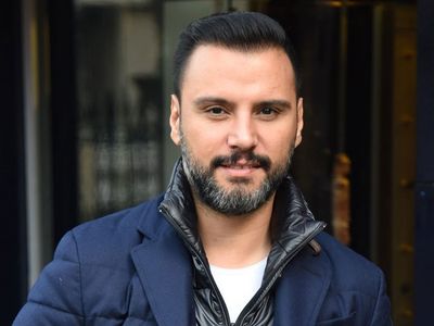 Alişan sunucusu olduğu programda seccadenin üzerinde şeytan aradı, ünlü şarkıcının o halleri sosyal medyada alay konusu oldu