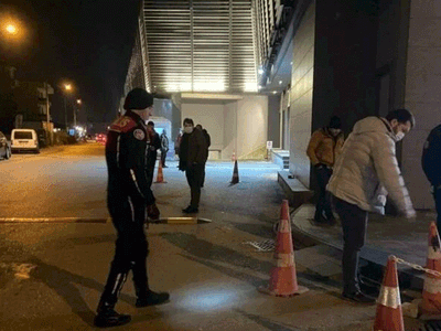 Alışveriş Merkezinde Silahlı Kavga: 2 Kişiyi Yaralayan Şüpheli AVM’nin Tuvaletine Kendini Kilitledi!