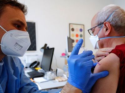 Almanya Aşı Olanları Kısıtlamalardan Muaf Tutacak