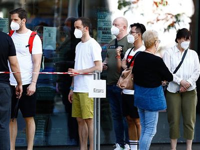 Almanya Aşı Olanları Tedbirlerden Muaf Tuttu