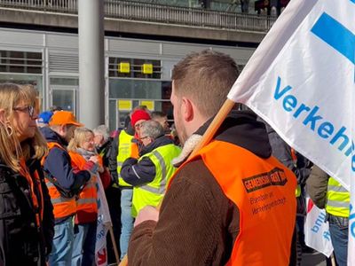 Almanya’da binlerce çalışan greve gitti: Tren ulaşımı durma noktasına geldi