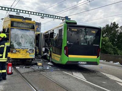 Almanya'da korkunç kaza! Otobüs ile tren çarpıştı: Çok sayıda yaralı var