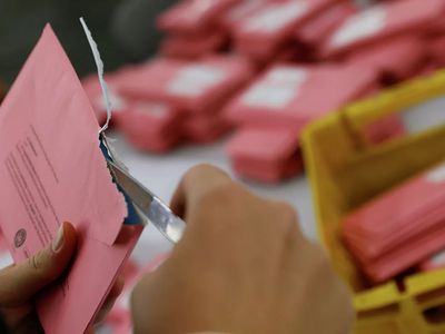 Almanya'da Skandal: Başörtülü Kadının Oy Kullanmasına İzin Verilmedi!