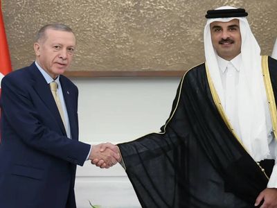 Almanya’yı kapıda dakikalarca bekletmişlerdi: Katar Cumhurbaşkanı Erdoğan’ı güllerle karşıladı