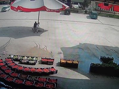 Amasya'da fırtınadan uçan şemsiyesini kaptırmayan esnaf kameralara takıldı
