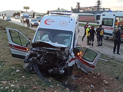 Ambulans İle Otomobil Çarpıştı!
